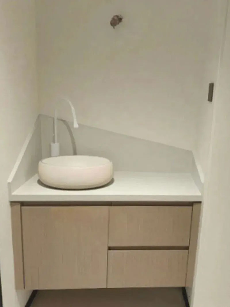 Untiled sink design